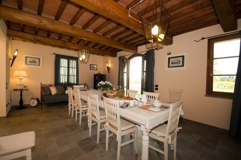 Sala da pranzo in casolare toscano