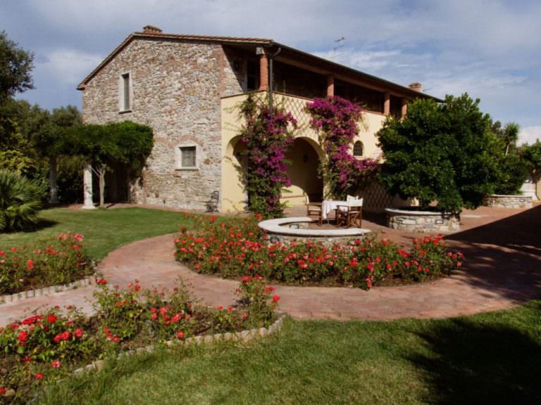 Giardino fiorito in agriturismo