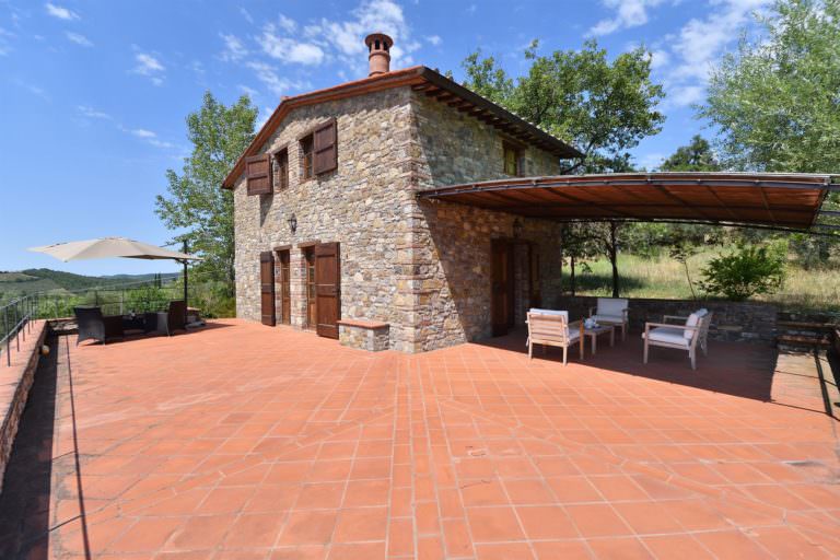 Casale con terrazza in vigna senese