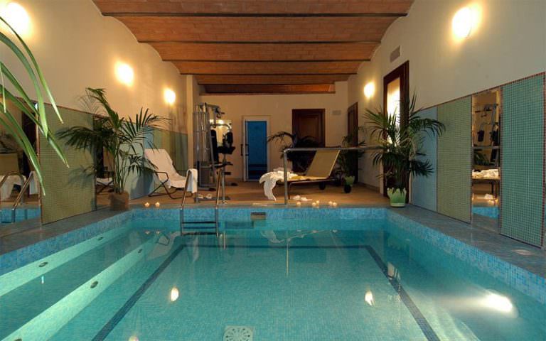 Piscina interna in boutique hotel toscano