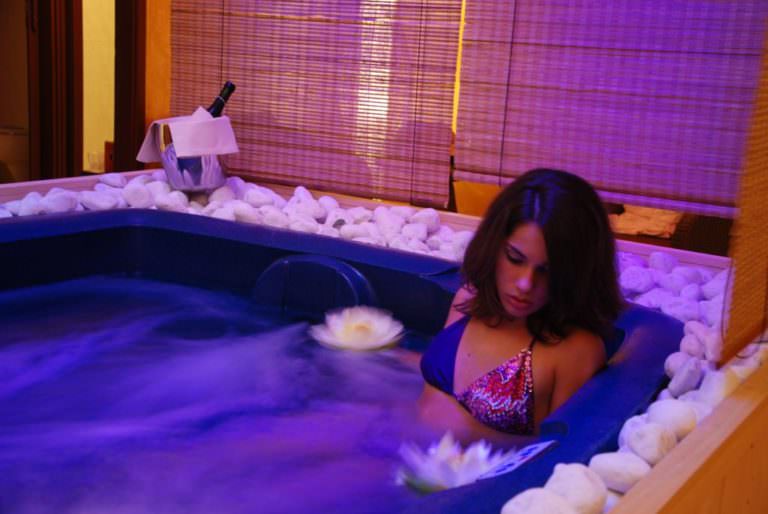 Vasca jacuzzi in spa sulla Costa degli Etruschi