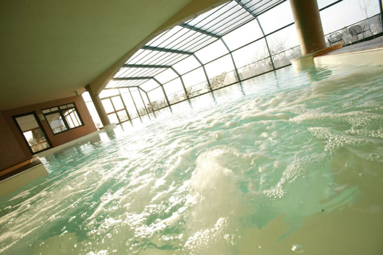 Vasca idromassaggio e piscina coperta in hotel di campagna toscano