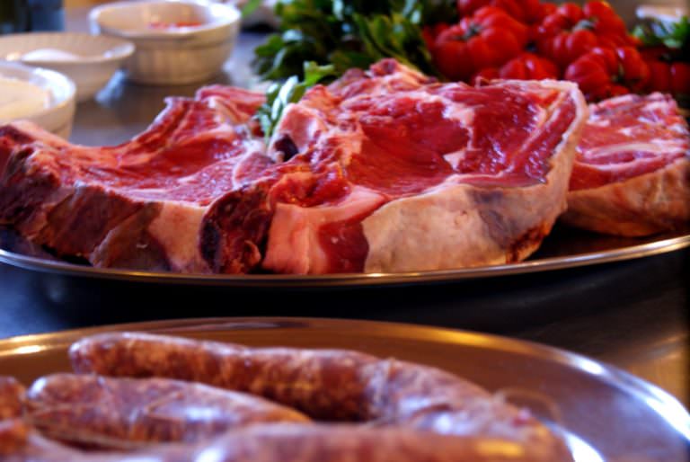 Bistecca fiorentina e salsiccia fresca toscana