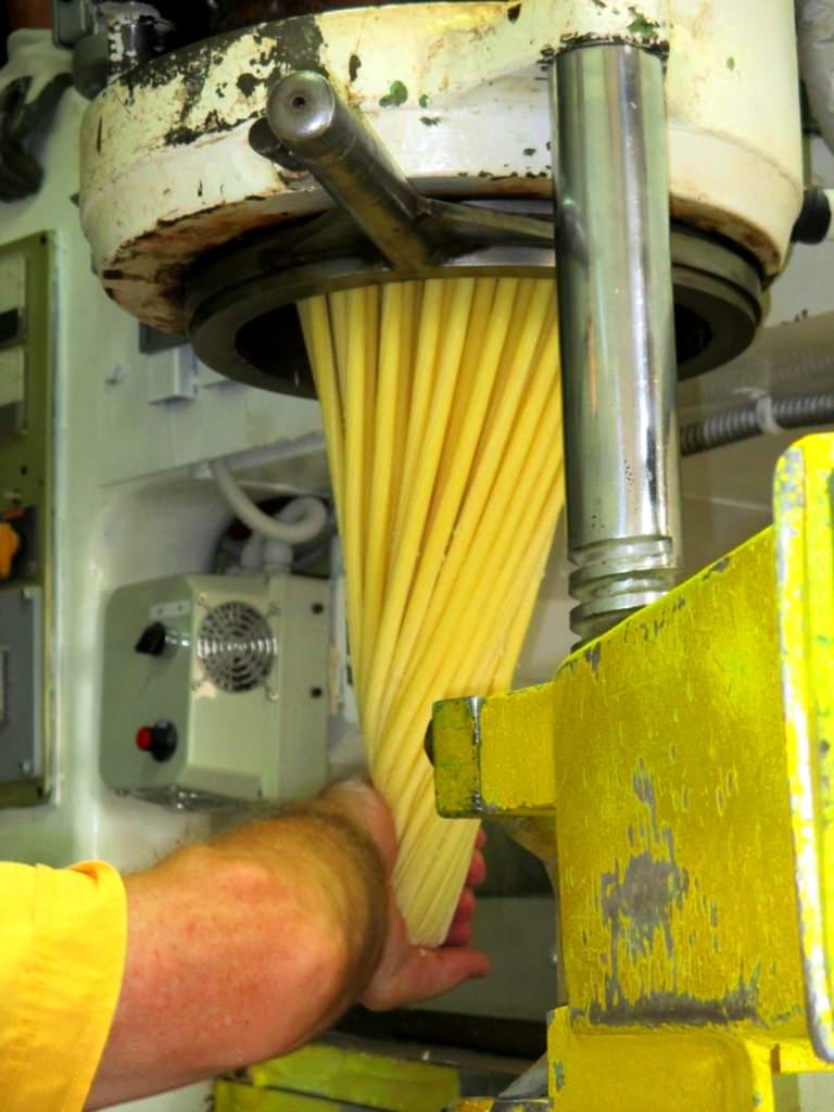 Come nasce la pasta di Lari