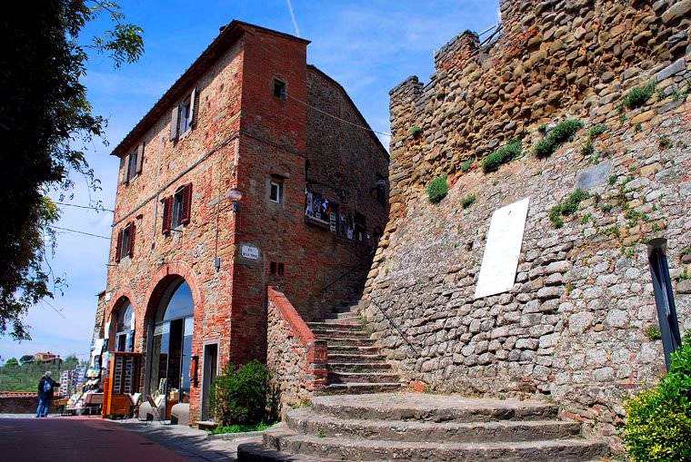 Bellissimo borgo fortificato che ha dato i natali a Leonardo